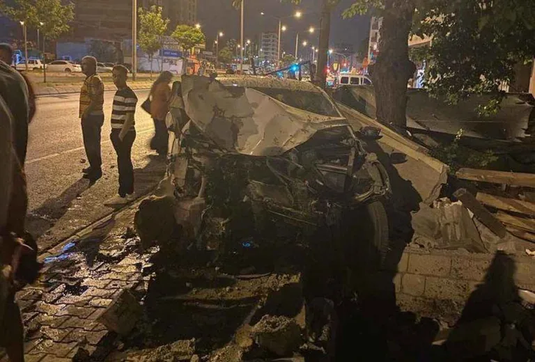 Kayseri'de Trafik Kazası: Erkilet Bulvarı'nda Araç Duvara Çarptı! — haber görseli