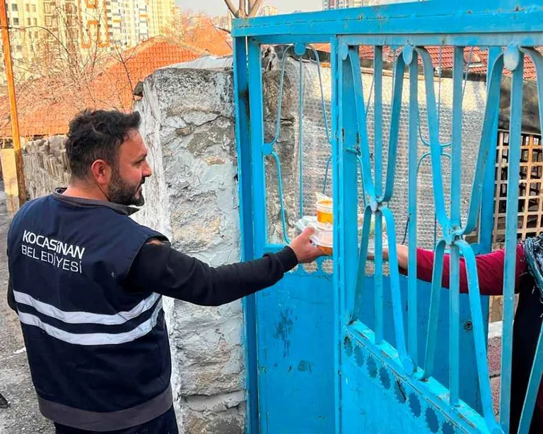 Kocasinan Belediyesi'nden Kalplere Dokunan Hizmet! EVLERE HER GÜN 4 ÇEŞİT SICAK YEMEK — haber görseli