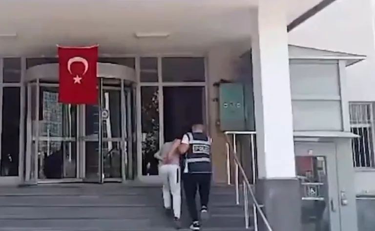 Kayseri Polisi Evden Hırsızlık Suçundan Aranan Firariyi Kıskıvrak Yakaladı!  — haber görseli