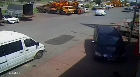 Kayseri'de Korkunç Kaza: Otomobilin Motosiklete Çarptığı Anlar Kameralara Yansıdı — haber görseli