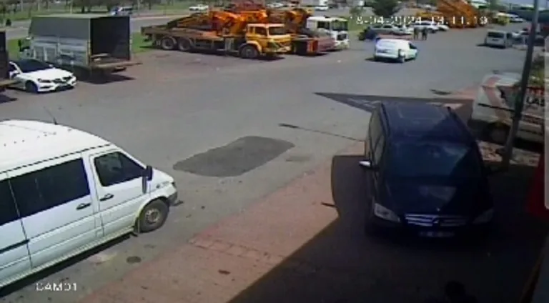 Kayseri'de Korkunç Kaza: Otomobilin Motosiklete Çarptığı Anlar Kameralara Yansıdı — haber görseli