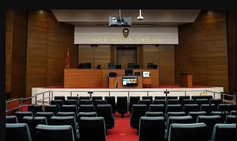 İzmir'de kocasını kızının nişanlısına öldürttüğü iddia edilen kadın ile sanıklar yargılanıyor — haber görseli