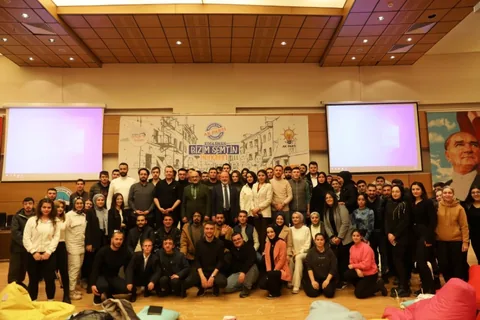 Gençlere İlham Veren Başkan Çolakbayrakdar: "Mutlu Olacağınız Mesleği Seçin, En İyi Olmaya Çalışın" — haber görseli