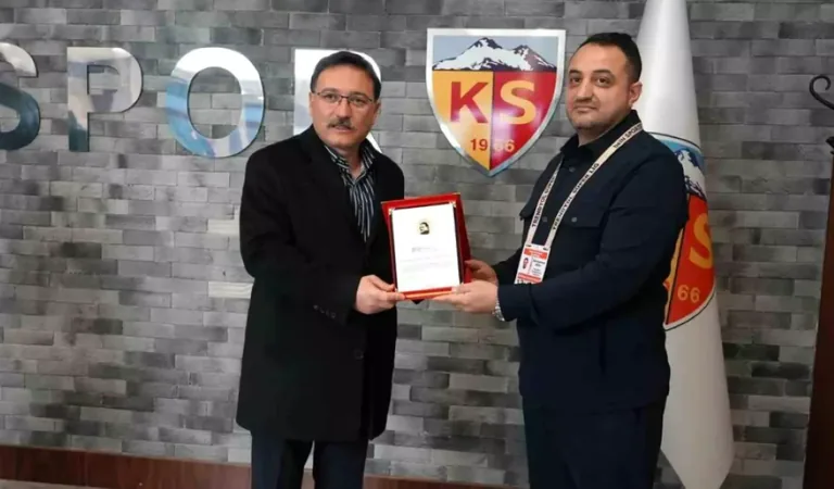 Kayseri’nin “38 Ayar Adamı” Gökmen Çiçek’e Özel Onur Plaketi! Türkiye Sana Minnettar — haber görseli