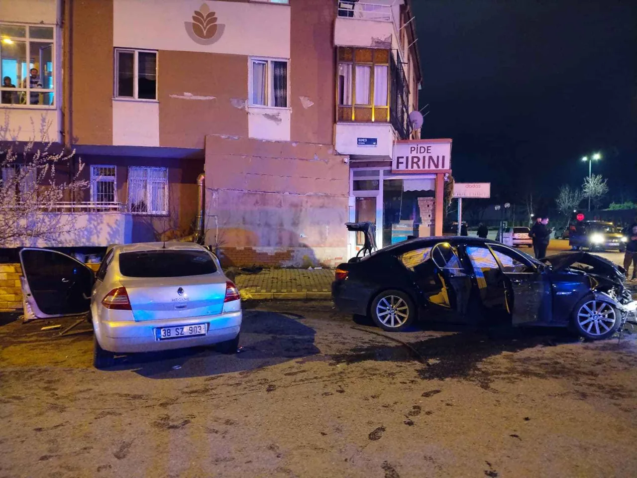 Son Dakika... Gece Yarısı Dehşet! İki Otomobil Kafa Kafaya Çarpıştı: 1’i Ağır 5 Yaralı — haber görseli