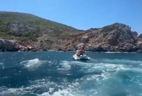 İzmir'de Göçmen Teknesi Battı:19 Kişi kurtarılırken, 7 kişinin cansız bedenine ulaşıldı — haber görseli