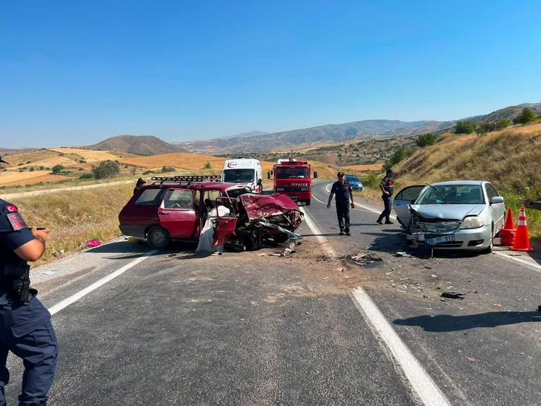 Kayseri'de Trafik Kazası... Felahiye Yolunda Can Pazarı! Kazada 1 Kişi Öldü 6 Yaralı — haber görseli