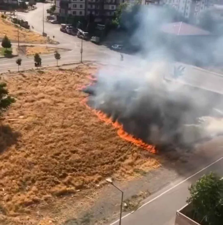 Artan Sıcaklıklar Zarar Vermeye Devam Ediyor! Kayseri'nin Pekçok Noktasında Anız Yangını — haber görseli