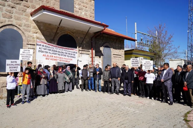 Sarımsaklı Sakinlerinden Belediyeye Tepki: ‘DAYISI OLANIN SUYU VAR, BİZDE DAYI BULAMADIĞIMIZ İÇİN SUYUMUZ YOK’ — haber görseli