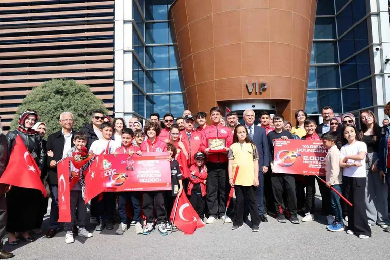 Talaslı Gençlerden TEKNOFEST'te Büyük Zafer! Şampiyonlara Havalimanında Coşkulu Karşılama — haber görseli