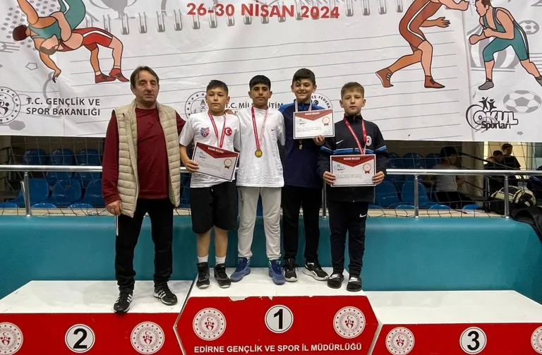 Kayserili güreşçiler takım halinde Türkiye ikincisi oldu — haber görseli