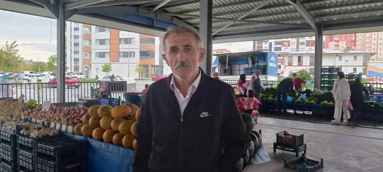 KAYSERİ'DE PAZARLAR BOŞ KALDI: Kazımkarabekir Pazar Yeri’nde esnaf tezgâh açmıyor — haber görseli