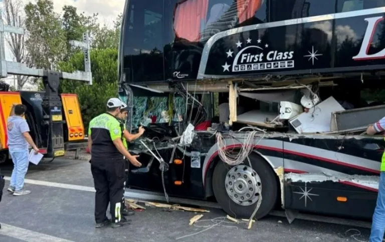 İstanbul Avcılar'da Zincirleme Kaza! Kamyon Kasa Kapağı Otobüse ve 2 Otomobile Çarptı, 8 Yaralı — haber görseli