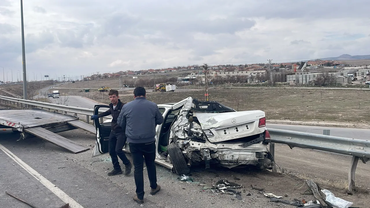 Kuzey Çevre Yolunda Korkunç Kaza! TIR yol kenarında duran otomobile çarptı: 1 ağır yaralı — haber görseli