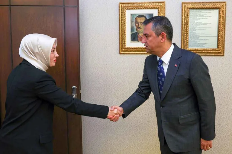 Ayşe Ateş, CHP Lideri Özgür Özel ile görüştü — haber görseli