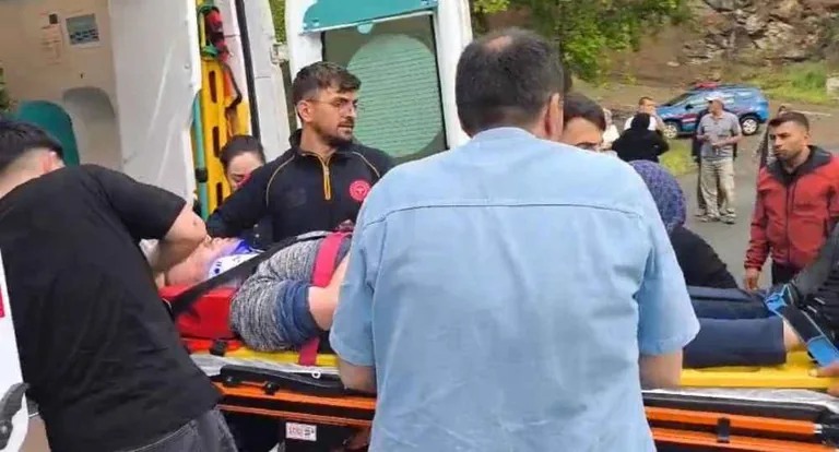 Yahyalı'da Otomobil Köprüden Uçtu! 2 Kardeş Yaralandı — haber görseli