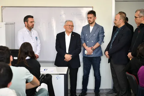 Kayseri Bilişim Akademi Gençleri Geleceğe Hazırlıyor: Başkan Büyükkılıç, Geleceğin Bilişim Yıldızları ile Buluştu — haber görseli