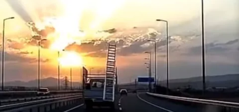 Araçtan Düşen Merdiven Pahalıya Patladı! Sürücüye İdari Para Cezası — haber görseli