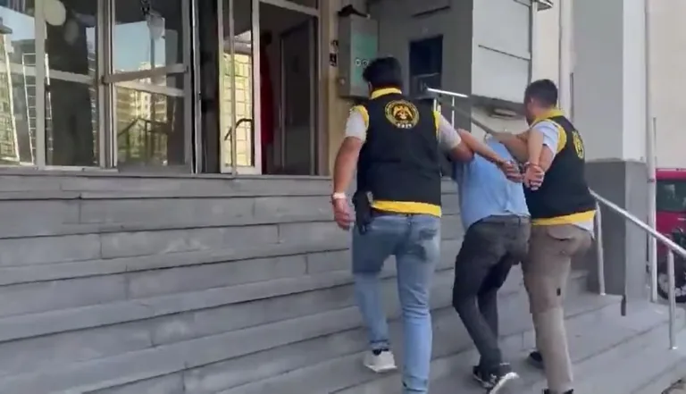KARGO ŞİRKETİ ARACINI VE İÇİNDEKİ PAKETLERİ ÇALAN HIRSIZ YAKALANDI! — haber görseli