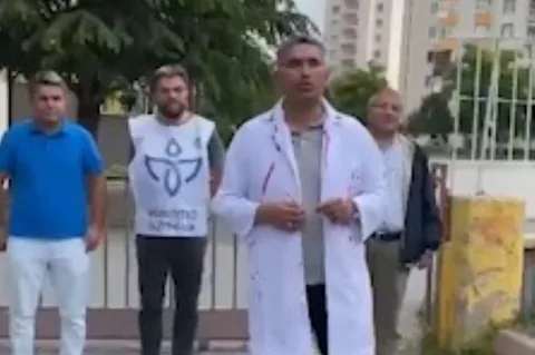 Kayseri'de Öfkeli Veli Dehşet Saçtı! Öğretmeni Sınıfta Darp Edip Aracını Parçaladı — haber görseli