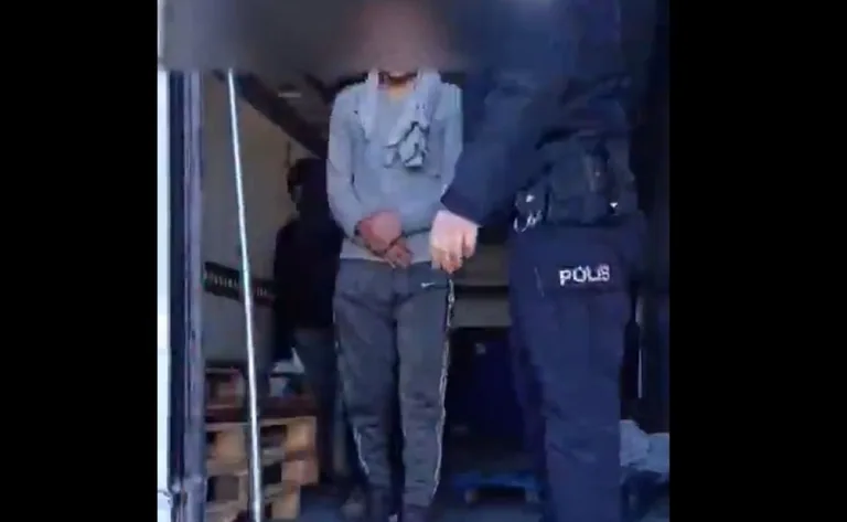 Sivas'ta Kamyon Kasasında 10 Kaçak Göçmen Yakalandı! 3 Tutuklama — haber görseli