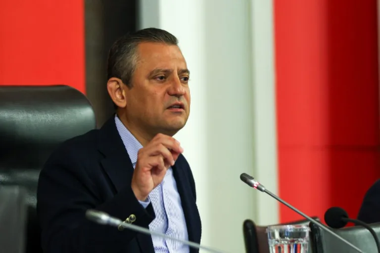 Özgür Özel’den Bolu’daki Yangında Yakınlarını Kaybeden Ailelere Taziye Ziyareti — haber görseli
