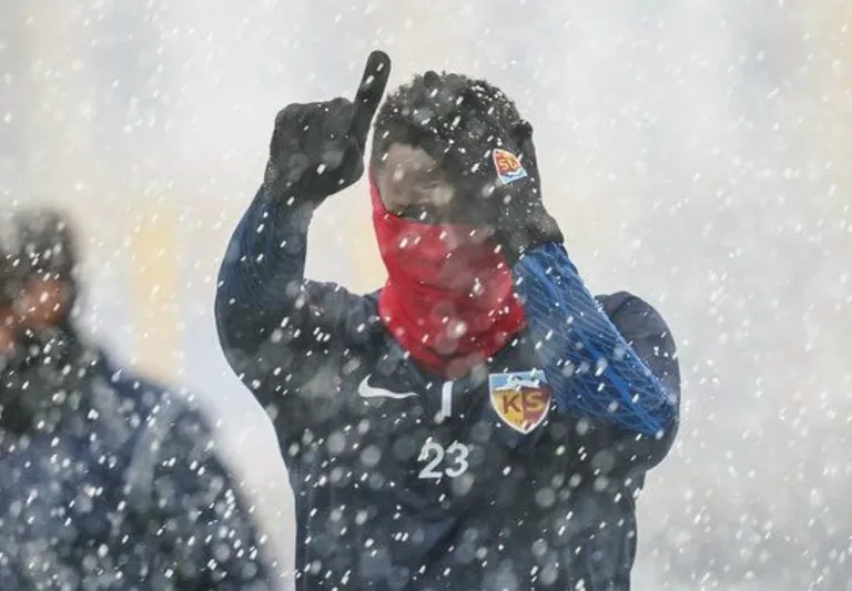 Kar Altında Tek İdman:Kayserispor, Milli Maç Arasında Tek İdmanla Güç Topladı — haber görseli