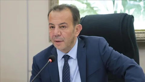 CHP'li Tanju Özcan, Yeni Dönemde Kur'an-ı Kerim'e El Basarak Yemin Etti — haber görseli