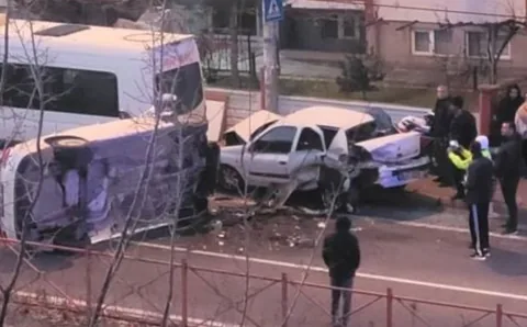 İldem'de Akıl Almaz Kaza! Park Halindeki Otomobile Çarpıp Takla Attı — haber görseli