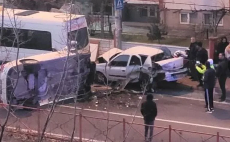 İldem'de Akıl Almaz Kaza! Park Halindeki Otomobile Çarpıp Takla Attı — haber görseli