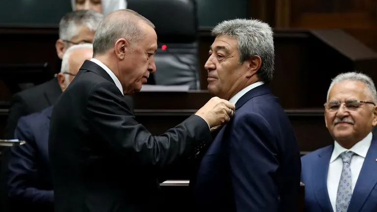 Dursun Ataş AK Partili Oldu ! Ataş'ın Rozetini Cumhurbaşkanı Erdoğan Taktı — haber görseli