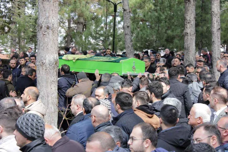 Başkan Hüseyin Akay’ın annesi son yolculuğuna uğurlandı — haber görseli