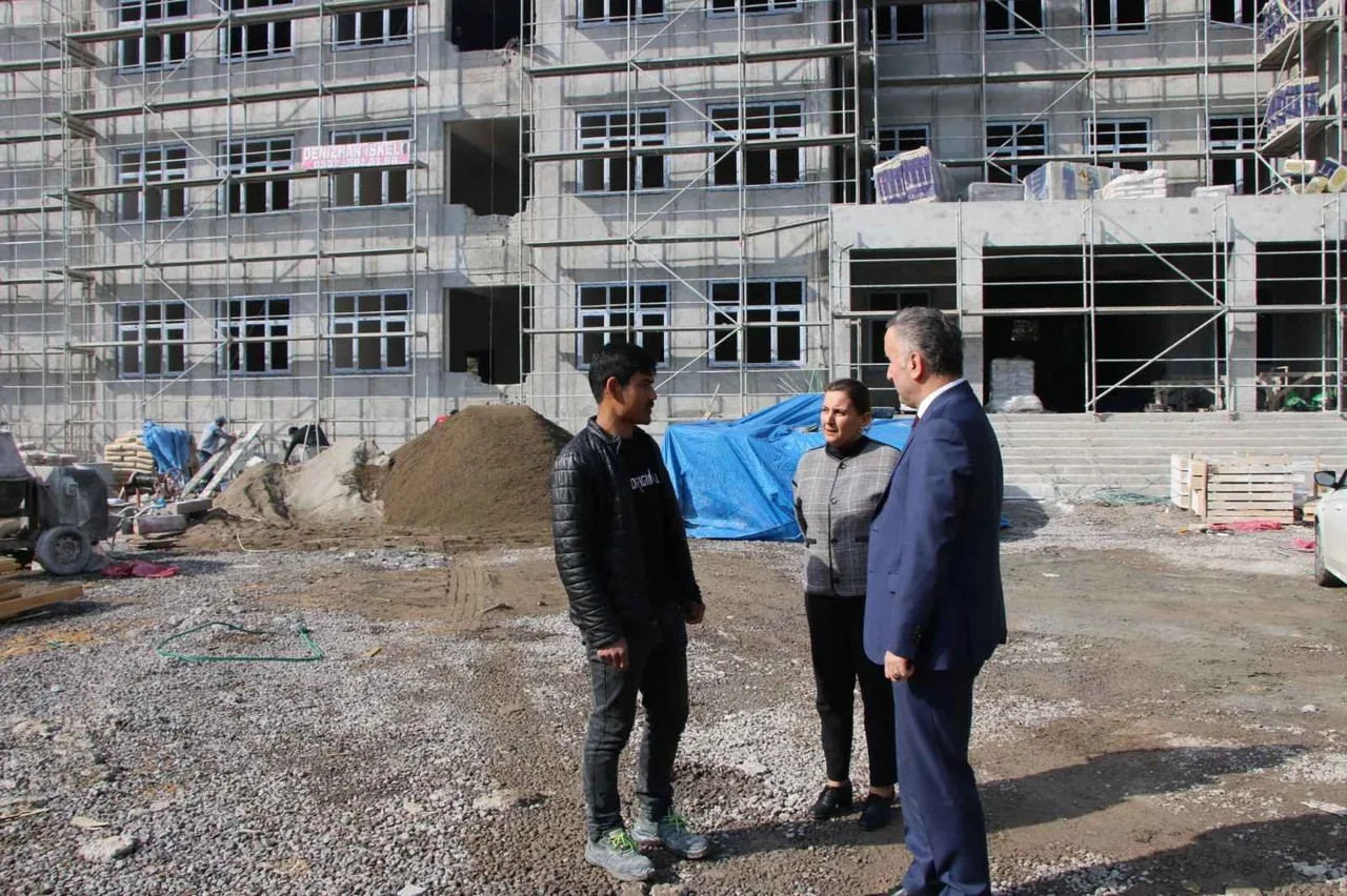 Depremde hasar gördüğü için yıkılan okulların yerine yenileri yapılıyor — haber görseli