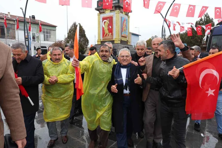 Tomarzalılar, Toplu Açılış Töreninde Başkan Büyükkılıç'ı Bağrına Bastı — haber görseli