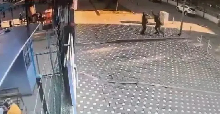 İzmir’de okul önünde arbede! Öğretmen okul bekçisine saldırdı — haber görseli