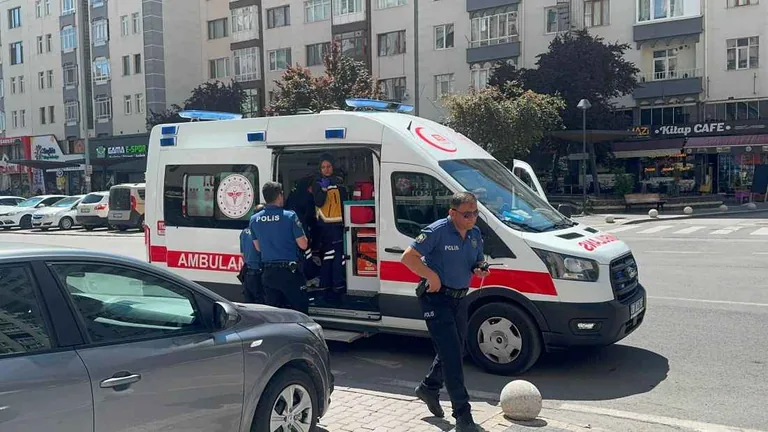 Sahabiye'de Kaza! Hafif Ticari Araç ile Motosiklet Çarpıştı: Baba ve Kızı Yaralandı — haber görseli