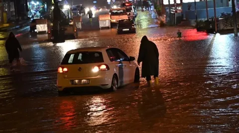 Son Dakika... Osmaniye’de Sel Felaketi: Kadirli’de Araçta mahsur kalan 2 kişi hayatını kaybetti — haber görseli