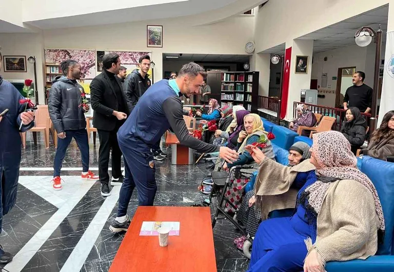 Kayserispor'dan Huzurevine Anlamlı Ziyaret — haber görseli