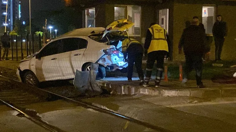 KORKUNÇ KAZA! Hemzemin geçitte tren otomobile çarptı: 1 yaralı — haber görseli