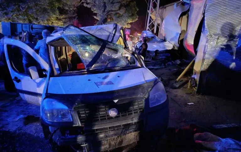 Feci Kaza! Freni Boşalan Kamyon İki Araca Çarptı: 7 Yaralı — haber görseli