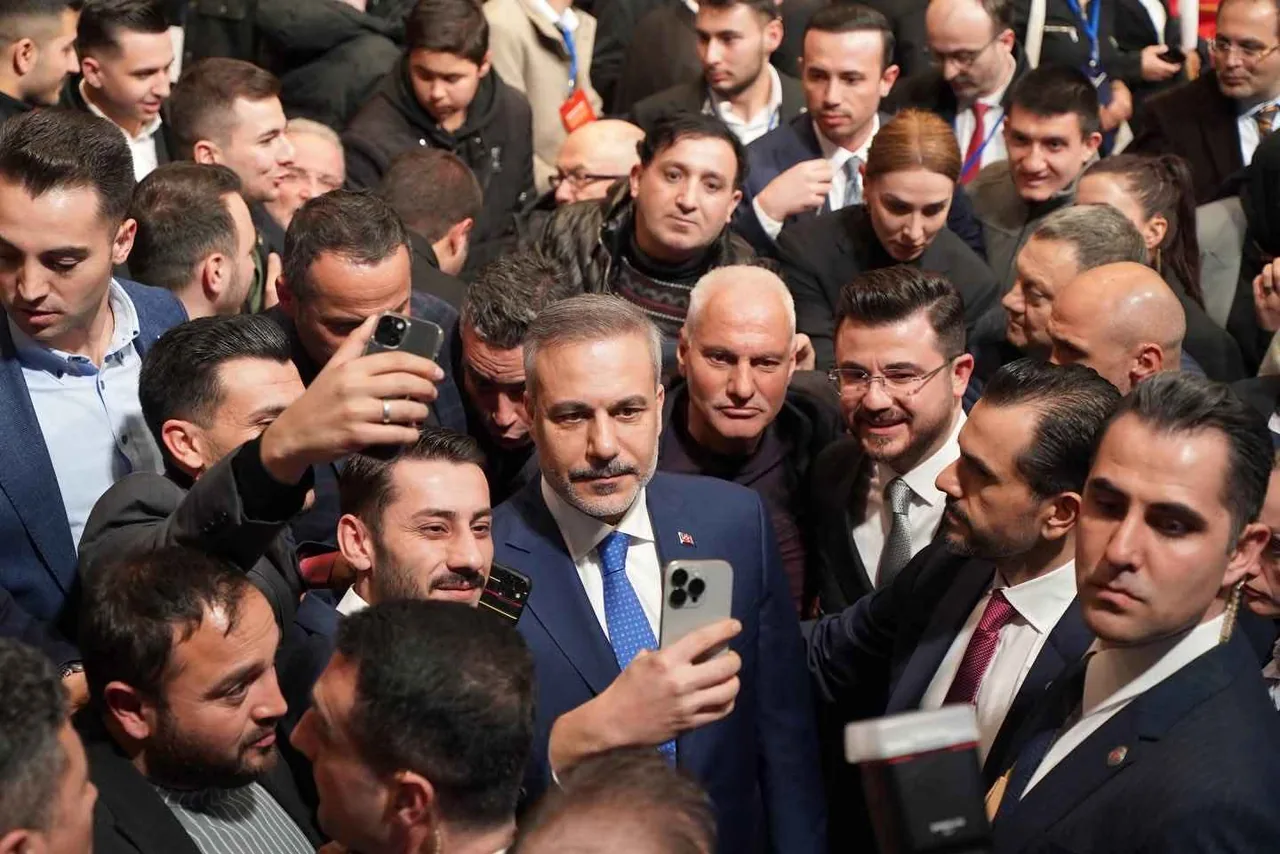 HAKAN FİDAN KAYSERİ’DEN DÜNYAYA SESLENDİ: TÜRKİYE DİZGİNLERİ ELİNE ALDI! ARTIK OTOMATİK PİLOTTA DEĞİL — haber görseli