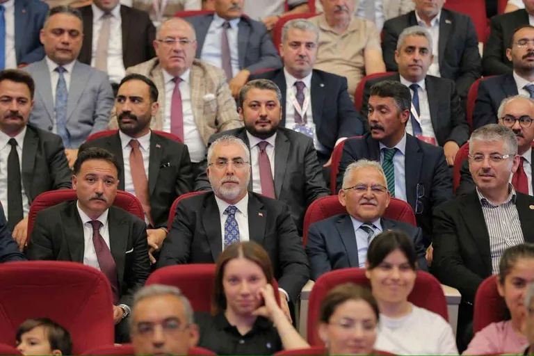 BAKAN IŞIKHAN, İŞ SAĞLIĞI VE GÜVENLİĞİ FUARI AÇILIŞ TÖRENİ’NE KATILDI — haber görseli