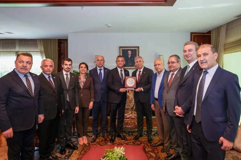 CHP Lideri Özgür Özel, Mansur Yavaş ile bir araya geldi — haber görseli