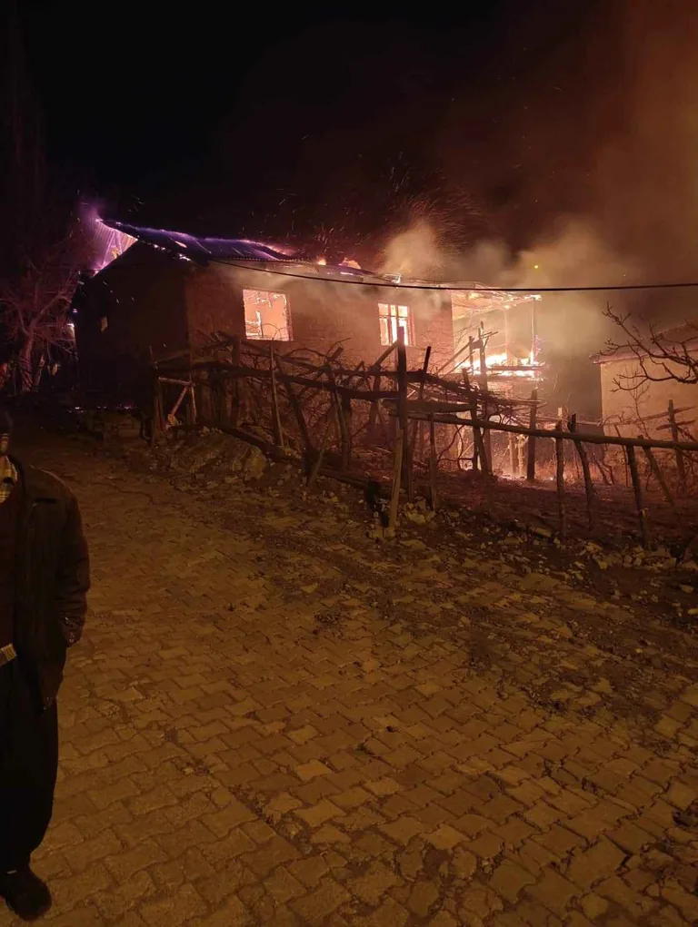 Kayseri Yahyalı’da Korkutan Yangın! Müstakil Ev Küle Döndü — haber görseli