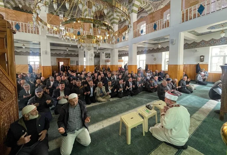ALPARSLAN TÜRKEŞ, KAYSERİ’DE 30 AYRI CAMİDE DUALARLA ANILDI — haber görseli