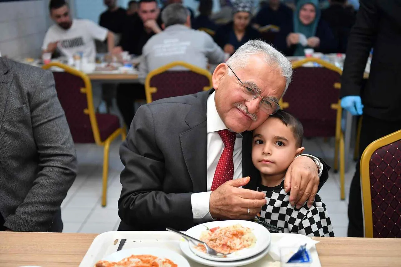 BAŞKAN BÜYÜKKILIÇ, CUMHURBAŞKANI İLE BAYRAMLAŞTI, “İFTARA 5 KALA” PROGRAMINA VE HUZUREVİ GÖNÜL SOFRASINA KATILDI — haber görseli