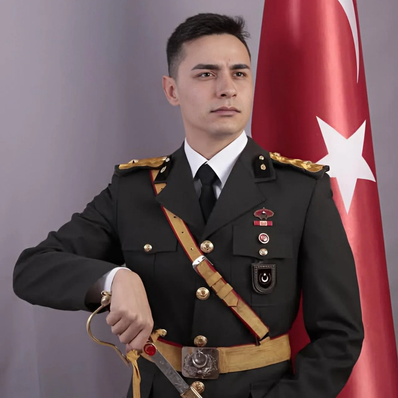 Kılıçlı yemin nedeniyle ihraç edilen teğmen Deniz Demirtaş, Mahkemeyi Kazandı: Görevine döndü — haber görseli