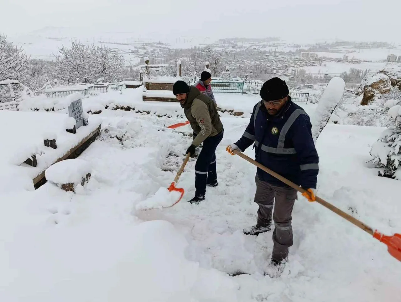 BUZLANMAYA GEÇİT, MAĞDURİYETE İZİN YOK! BÜNYAN’DA KAR MESAİSİ — haber görseli