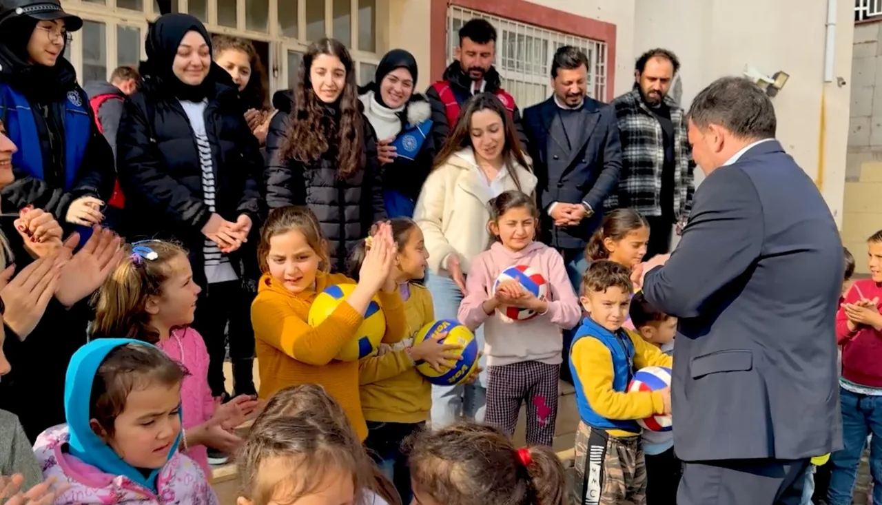 ‘Bir Dilek Tut’ projesi kapsamında deprem bölgesindeki okullara malzeme desteği — haber görseli