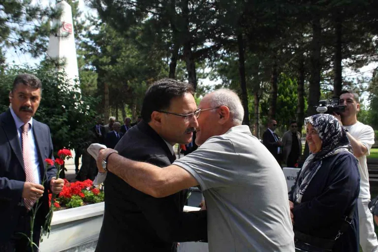 Kayseri protokolü şehit mezarlıklarını ziyaret etti  — haber görseli